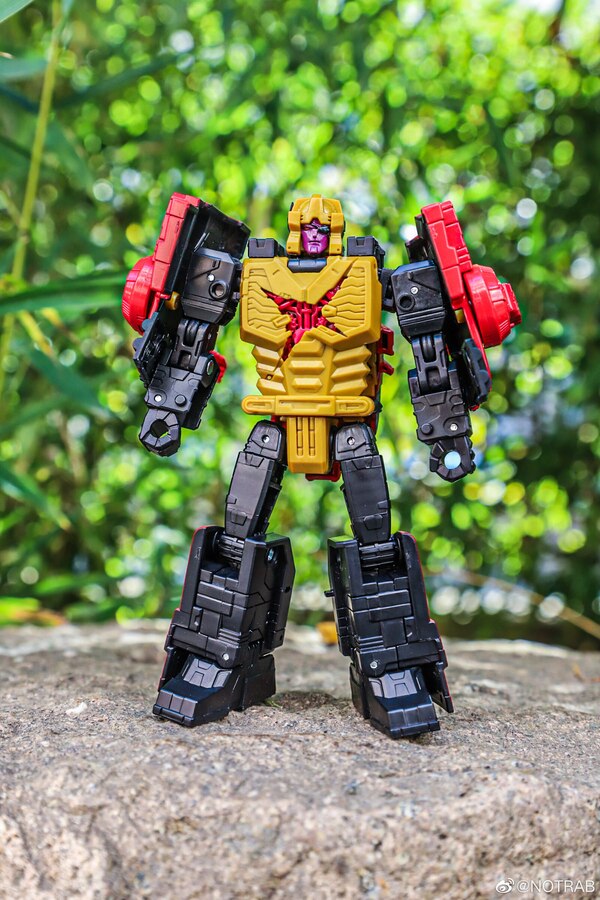 Transformer Generation Selects Titan Black Zarak In Hand Image  (1 of 13)